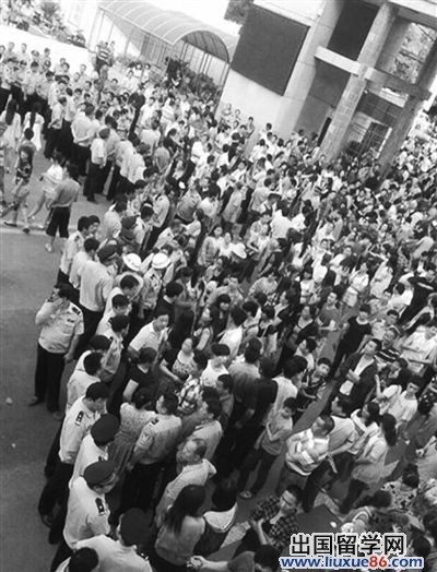 6月8日下午考完试后,湖北钟祥三中考点发生了监考老师被围攻事件。