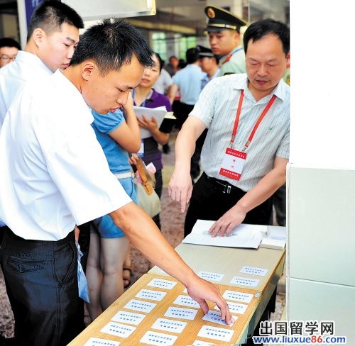 进开云官方网页版考区后，所有考生按照指示来到抽签大厅，随后被分成32个组。均为邹麟 摄